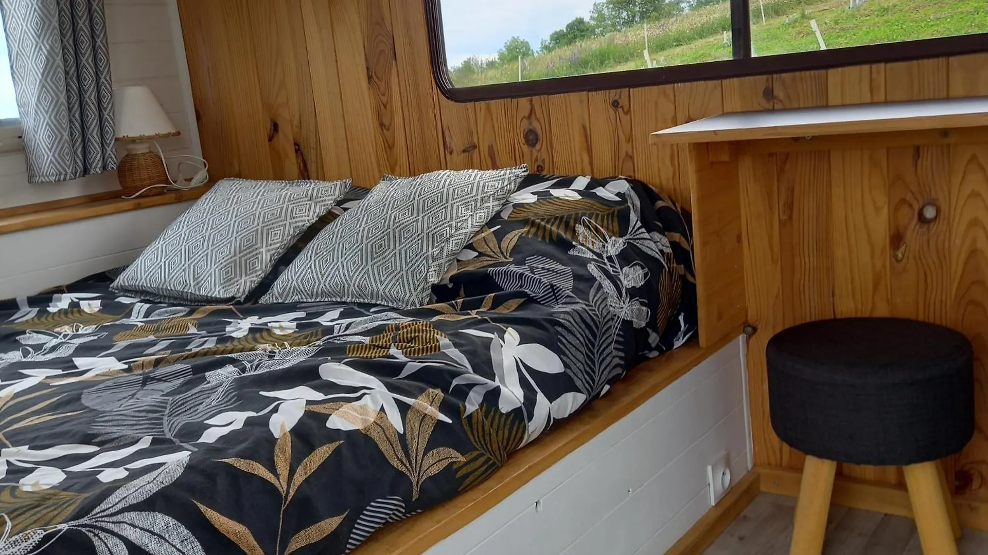 Camping Car Vintage Saint-Barthelemy-le-Plain 0*,  France