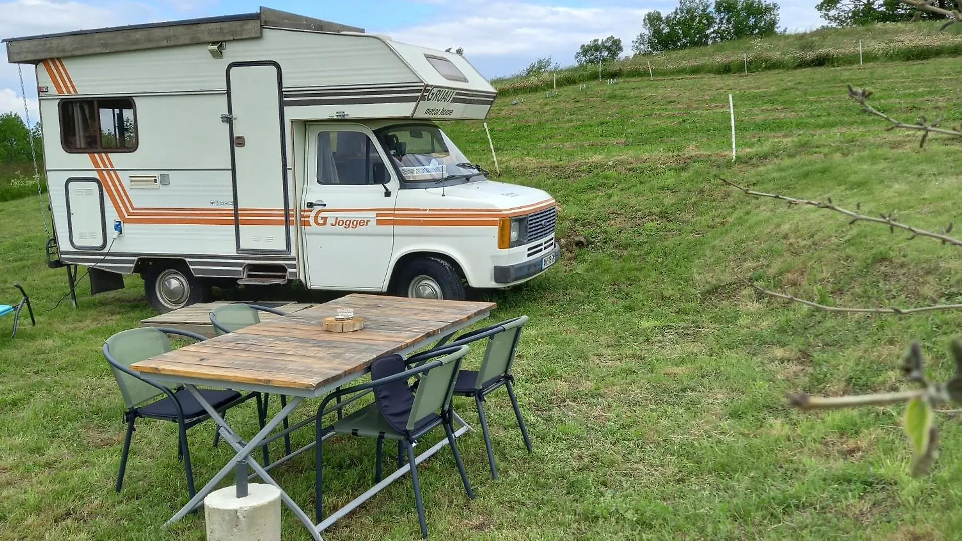 Camping Car Vintage Saint-Barthelemy-le-Plain Campsite